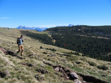 Scrivere con le gambe, cinque giorni di narrazione e trekking in Alto Adige