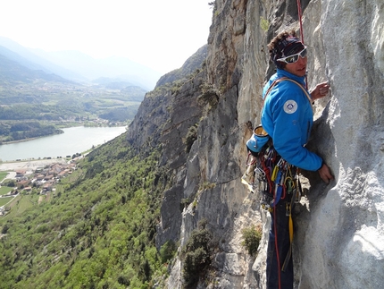 Figli del Vento di Peter Moser e Alessandro Beber - Figli del Vento (180m, 7b+), Santa Massenza: Peter Moser durante l'apertura