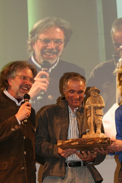 Premio Saint Vincent, professionisti della montagna - Gioachino Gobbi e Christophe Profit mentre riceve il Premio intitolato a Toni Gobbi