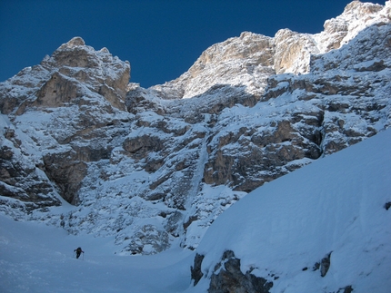 L'Onda di Hokusai,  Molignon di Dentro, Rosengarten, Dolomites by Philipp Angelo and Andreas Tonelli - Andreas Tonelli ascends to the base of the route