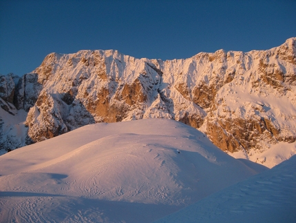 L'Onda di Hokusai,  Molignon di Dentro, Catinaccio, Dolomiti di Philipp Angelo ed Andreas Tonelli - Alba sul Molignon