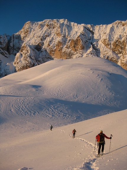 L'Onda di Hokusai,  Molignon di Dentro, Rosengarten, Dolomites by Philipp Angelo and Andreas Tonelli - Descending from Passo Duron towards Malga Docoldaura