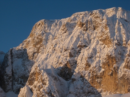 L'Onda di Hokusai,  Molignon di Dentro, Catinaccio, Dolomiti di Philipp Angelo ed Andreas Tonelli - Parte alta della via all'alba