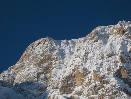 L'Onda di Hokusai,  Molignon di Dentro, Catinaccio, Dolomiti di Philipp Angelo ed Andreas Tonelli - Parte alta. La via finische sulla cresta a destra del Molignon di dentro