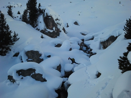 L'Onda di Hokusai,  Molignon di Dentro, Rosengarten, Dolomites by Philipp Angelo and Andreas Tonelli - Philipp Angelo crossing the river after Malga Docoldaura