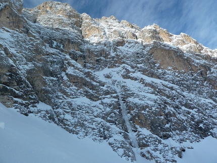 L'Onda di Hokusai,  Molignon di Dentro, Catinaccio, Dolomiti di Philipp Angelo ed Andreas Tonelli - Colata bassa e media con le due varianti