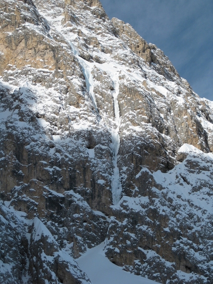 L'Onda di Hokusai,  Molignon di Dentro, Rosengarten, Dolomites by Philipp Angelo and Andreas Tonelli - The middle drip with the two alternatives