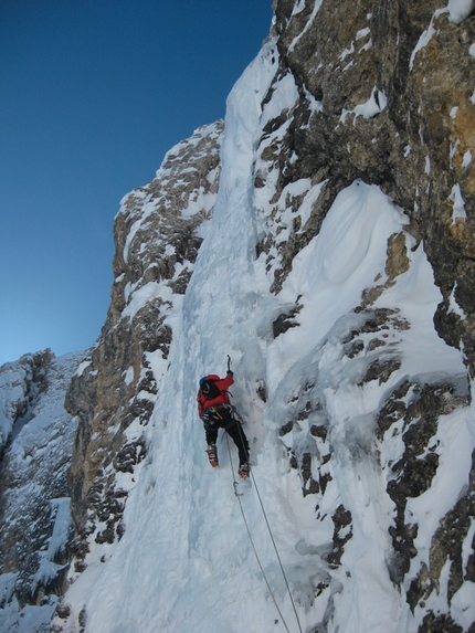 L'Onda di Hokusai,  Molignon di Dentro, Rosengarten, Dolomites by Philipp Angelo and Andreas Tonelli - Philipp Angelo on the WI5+ pitch