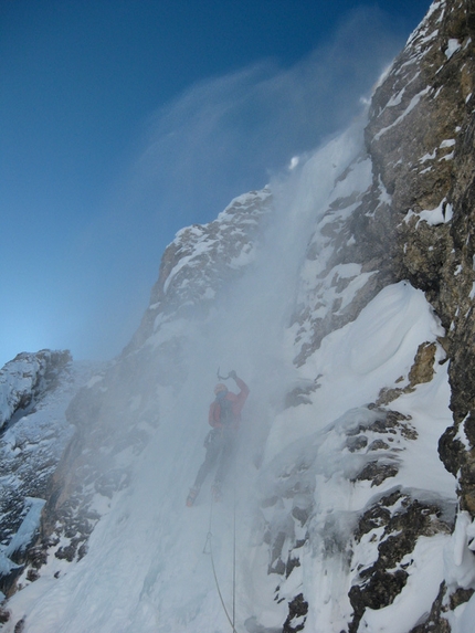 L'Onda di Hokusai,  Molignon di Dentro, Catinaccio, Dolomiti di Philipp Angelo ed Andreas Tonelli - Philipp Angelo lotta con uno spindrift sul tiro di WI5+