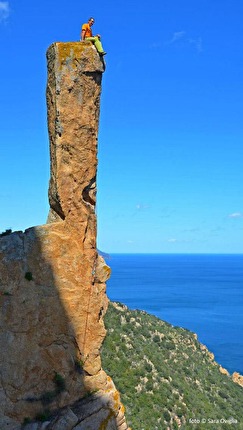 Guglie di Sardegna - Maurizio Oviglia in cima a Dillosauro (60m, 6b+), Jurassic Park (Tertenia)