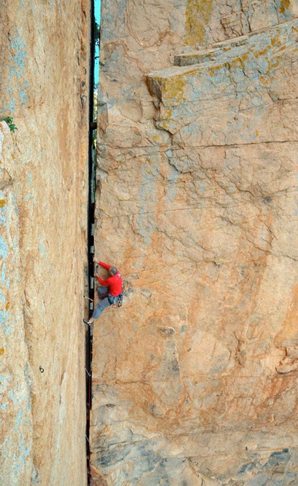 Guglie di Sardegna - Davide Lagomarsino si cimenta col diedro, ora richiodato, di 