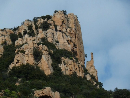 Guglie di Sardegna - Dillosauro (60m, 6b+), Jurassic Park (Tertenia)