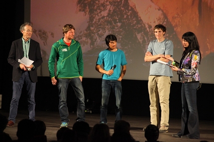 Piolets d'Or 2013 - I protagonisti della menzione speciale: da sinistra Stephen Venables (Presidente di Giuria dei Piolets d'Or 2013); Peter Ortner e David Lama (prima ascensione in libera al Cerro Torre); Hayden Kennedy (protagonista della schiodatura al Cerro Torre) e Kay Rush.