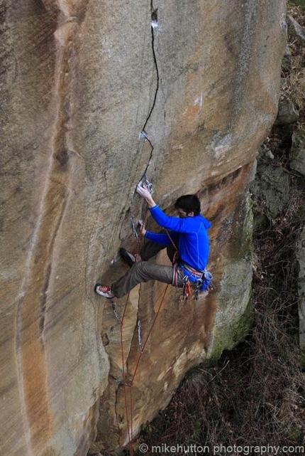 Nuove vie di gritstone nel Peak District in Inghilterra di Tom Randall