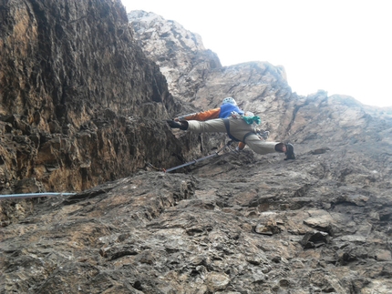 Via Annamaria, Pala del Cammello - Via Annamaria, Pala del Cammello (V+/VI, o A1, Aldo Anghileri e Sergio Panzeri 19/04/1973): Ivo Ferrari sul quarto tiro, il diedro rovescio