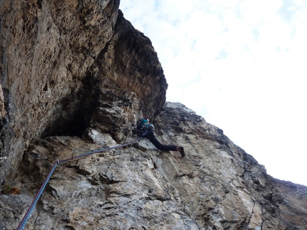 Via Annamaria, Pala del Cammello - Via Annamaria, Pala del Cammello (V+/VI, o A1, Aldo Anghileri e Sergio Panzeri 19/04/1973): Ivo Ferrari sul quarto tiro, il diedro rovescio