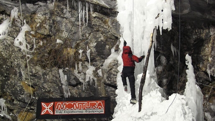 Ice on the Night in Val Varaita - Nonstante il caldo degli ultimi giorni le colate hanno tenuto molto bene...