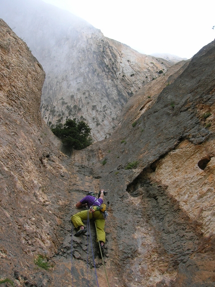 Oiscura... L'eco del Baratro, Punta Giradili, Sardinia - Gianni Canale establishing pitch 1