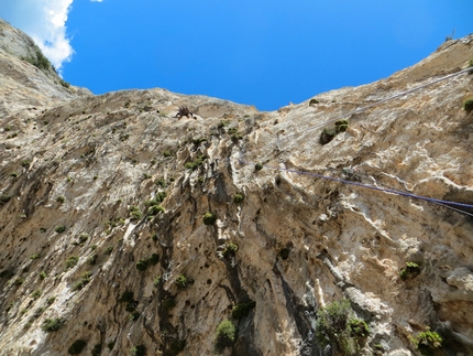 Oiscura... L'eco del Baratro, Punta Giradili, Sardegna - L'ennesimo volo di Gianni Canale sul terzo tiro ...l'orrido strapiombo