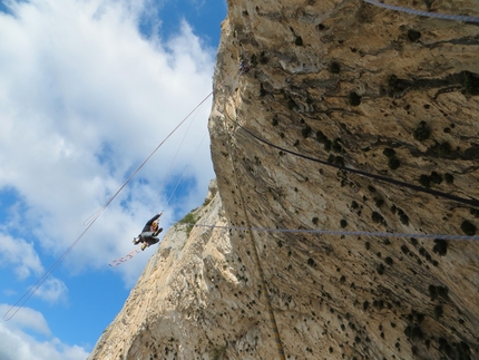 Oiscura... L'eco del Baratro, Punta Giradili, Sardegna - Stefano Salvaterra risale il terzo tiro a jumar