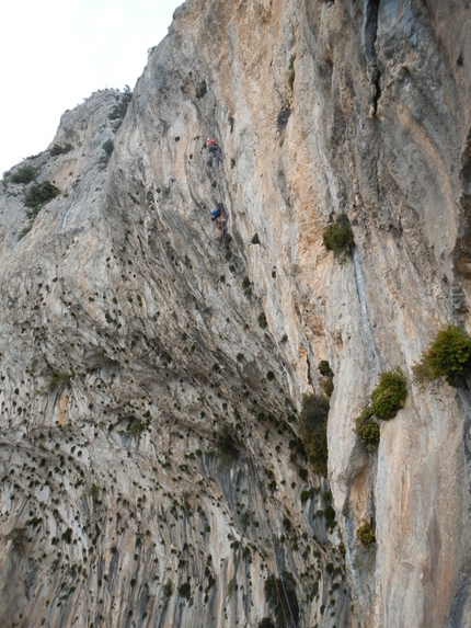 Oiscura... L'eco del Baratro, Punta Giradili, Sardegna - Dalla via Mediterraneo ... Oiscura ...l'Eco del Baratro