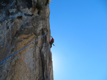 Oiscura... L'eco del Baratro, Punta Giradili, Sardinia - Stefano Salvaterra on the crux section of pitch 4