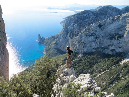 Oiscura... L'eco del Baratro, Punta Giradili, Sardinia - Gianni Canale admiring the route and view