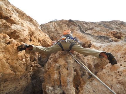 Sperlonga - Climbing up Via Sciuscià, first ascended in 1983 by Fabio Delisi, Angelo Monti, Marco Forcatura and Simone Gozzano