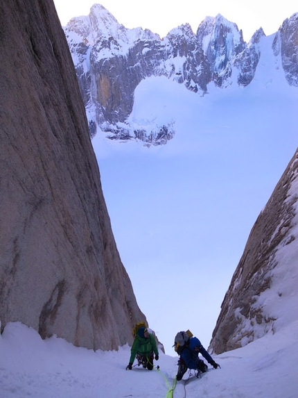 Citadel, Kichatna Range, Alaska - Ben Erdmann, Jess Roskelley e Kristoffer Szilas durante la prima salita di Hypa Zypa Couloir (ED: AI5+, M6+, 5.10R, A3, 1100m, 5 - 7/04/2013) , Citadel parete est, Kichatna Range, Alaska.