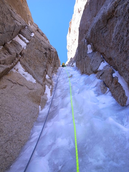 Citadel, Kichatna Range, Alaska - Ben Erdmann, Jess Roskelley e Kristoffer Szilas durante la prima salita di Hypa Zypa Couloir (ED: AI5+, M6+, 5.10R, A3, 1100m, 5 - 7/04/2013) , Citadel parete est, Kichatna Range, Alaska.