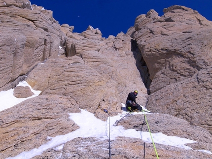 Citadel, Kichatna Range, Alaska - Ben Erdmann, Jess Roskelley e Kristoffer Szilas durante la prima salita di Hypa Zypa Couloir (ED: AI5+, M6+, 5.10R, A3, 1100m, 5 - 7/04/2013) , Citadel parete est, Kichatna Range, Alaska.