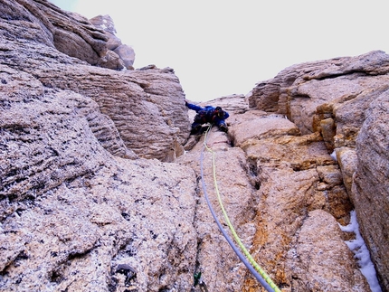 Citadel, Kichatna Range, Alaska - Ben Erdmann, Jess Roskelley e Kristoffer Szilas durante la prima salita di Hypa Zypa Couloir (ED: AI5+, M6+, 5.10R, A3, 1100m, 5 - 7/04/2013) , Citadel parete est, Kichatna Range, Alaska.