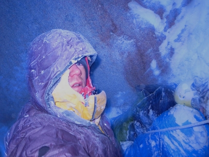 Citadel, Kichatna Range, Alaska - Ben Erdmann, Jess Roskelley e Kristoffer Szilas durante la prima salita di Hypa Zypa Couloir (ED: AI5+, M6+, 5.10R, A3, 1100m, 5 - 7/04/2013) , Citadel parete est, Kichatna Range, Alaska.