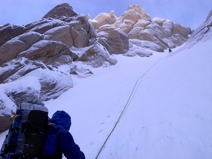 Citadel, Kichatna Range, Alaska - Ben Erdmann, Jess Roskelley e Kristoffer Szilas durante la prima salita di Hypa Zypa Couloir (ED: AI5+, M6+, 5.10R, A3, 1100m, 5 - 7/04/2013) , Citadel parete est, Kichatna Range, Alaska.