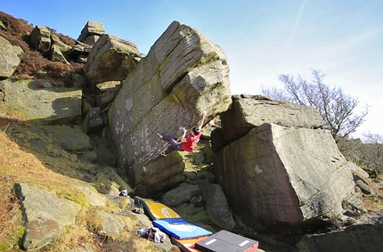 Michele Caminati, England - Michele Caminati on England's gritstone: Voyager sit 8B+