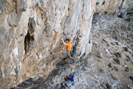 Kalymnos - Simon Montmory in arrampicata a Saint Photis