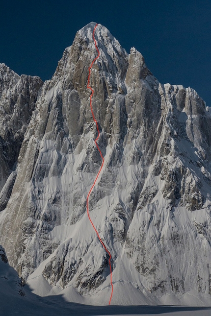 Moose's Tooth, Alaska - Dal 12  - 14 aprile 2013 gli alpinisti Dani Arnold e David Lama hanno aperto la via Bird of Prey (1500m, 6a, M7+, 90°, A2) sul Moose's Tooth, Alaska.