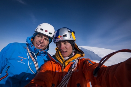 Moose's Tooth, Alaska - Dani Arnold e David Lama in cima alla via Bird of Prey sul Moose's Tooth, Alaska.