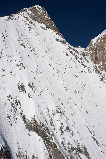 Aiguille Blanche de Peuterey - Il 23/04/2013 Francesco Civra Dano e Luca Rolli in sci, Julien Herry e Davide Capozzi in snowboard hanno effettuato la prima ripetizione della parete est di Aiguille Blanche de Peuterey.