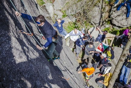 Melloblocco 2013 - Antonio Rossi in arrampicata... bendata