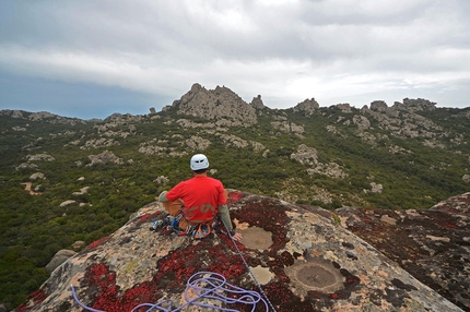 Casteddu de su dinai - Sardegna - Maggio 2013 - Sulla cima, sguardo verso la Punta Sa Ceraxa.