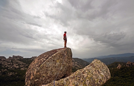 Casteddu de su dinai - Sardegna - 2013 - Sul punto culminante, un grosso masso in bilico, come molte tra le cime di questa zona.