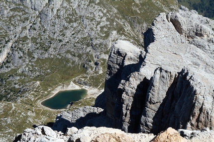 Colonne D'Ercole, Civetta - La vista dalla fine di Colonne d'Ercole (1200m, max IX, obbl. VIII+), Punta Tissi, Civetta, Dolomiti, aperta da Alessandro Baù, Alessandro Beber e Nicola Tondini.