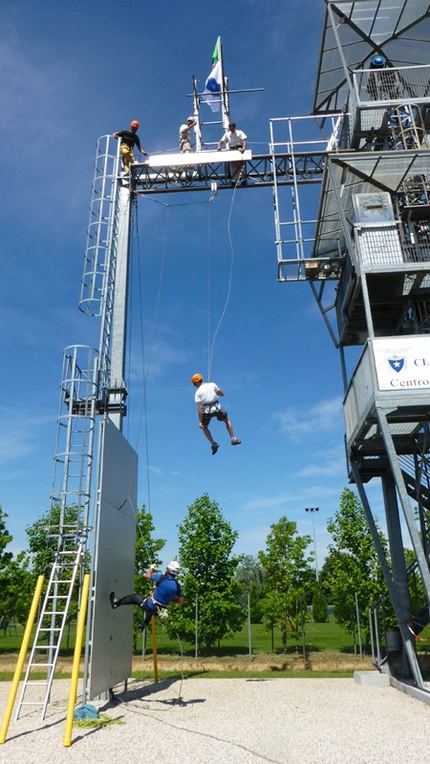 Corso Aspirante Guida Alpina 2013 – 2014 del Polo Interregionale - F2 modulo sicurezza autosoccorso: prove di volo alla Torre di Padova della Commissione Centrale Materiali e Tecniche del Cai