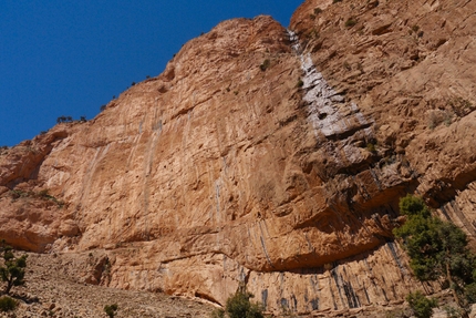 Taghia, Marocco - In aprile 2013  Roland Hemetzberger e Fabian Hagenauer hanno aperto Tabula Rasa (250m, 8b) sulla Paroi de la Cascade, Gole di Taghia, Marocco.