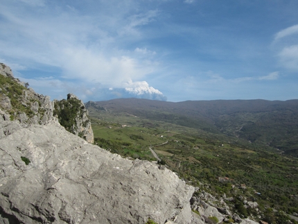 Artino’s wall, Rocche del Crasto, Sicilia - Dalla falesia stupendo panorama sul Bosco di Mangalavite e su una delle tante eruzioni della lontana Etna.