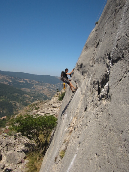 Artino’s wall, Rocche del Crasto, Sicilia - Giuseppe Barbagallo al lavoro