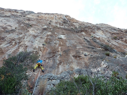 Monte Santu, Baunei, Sardinia - Blu Oltremare. Rolando Larcher beginning the 4th pitch (7a+)