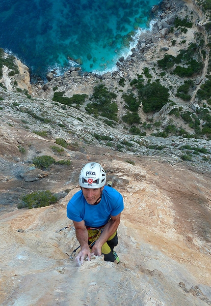 Monte Santu, Baunei, Sardinia - Blu Oltremare. Rolando Larcher crimping hard on the crux (8a).