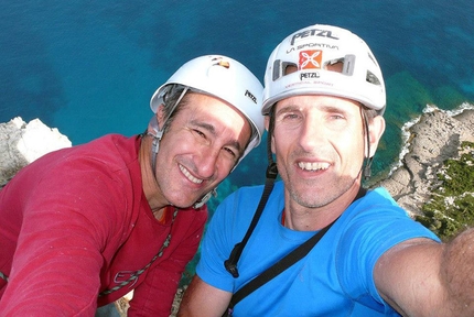 Monte Santu, Baunei, Sardegna - Rolando Larcher e Maurizio Oviglia in cima alla via, dopo la Rotpunkt